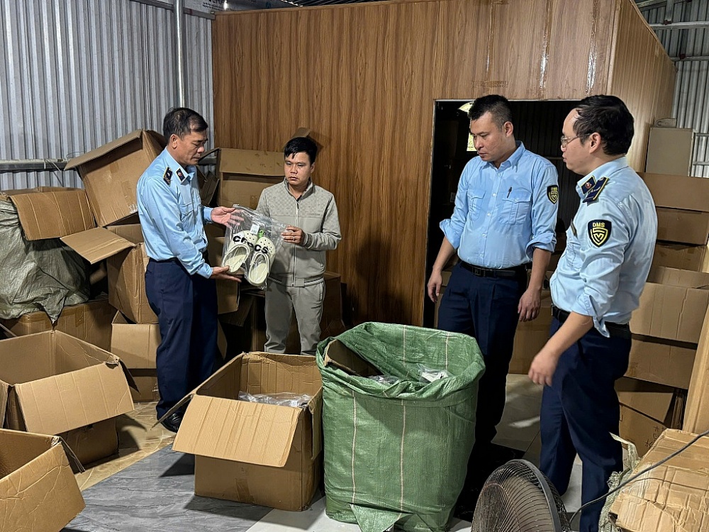 Quảng Ninh: Thu giữ lượng lớn hàng hoá nhập lậu, giả mạo nhãn hiệu hơn 2,6 tỷ đồng Quảng Ninh: Thu giữ lượng lớn hàng hoá nhập lậu, giả mạo nhãn hiệu hơn 2,6 tỷ đồng