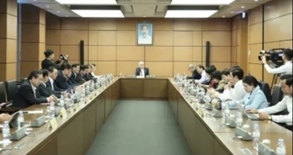 Tăng trách nhiệm với người nổi tiếng khi bán hàng trực tuyến