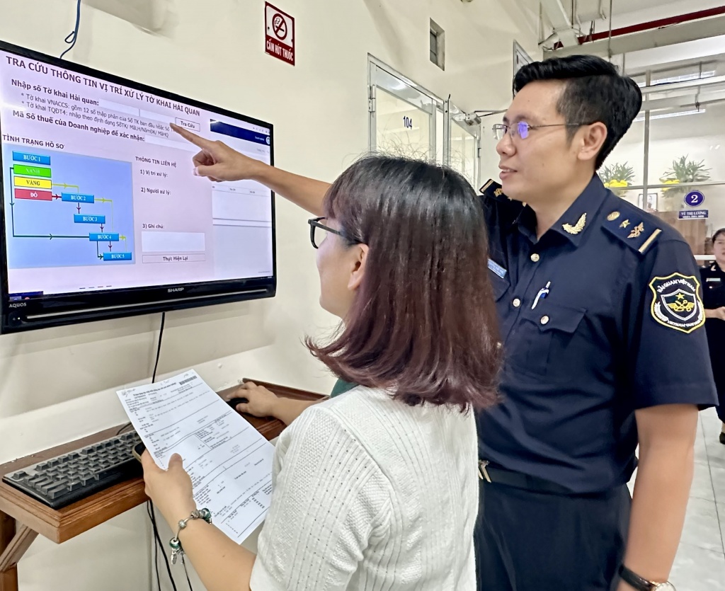 Công chúc Hải quan khu công nghệ cao hướng dẫn doanh nghiệp tra cứu thông tin Công chúc Hải quan khu công nghệ cao hướng dẫn doanh nghiệp tra cứu thông tin