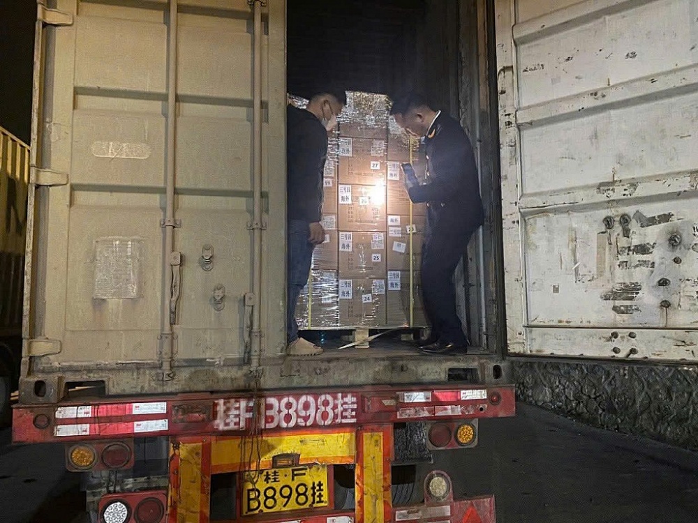 Lực lượng chức năng kiểm tra hàng hóa trước khi thông quan. 