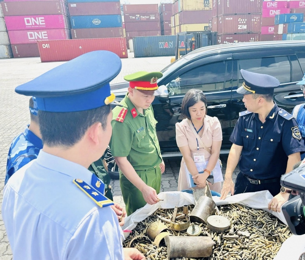 Hải quan khu vực III chủ trì bắt giữ hơn 25 tấn vỏ đạn quân dụng tại TP. Hải Phòng