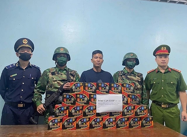 Lực lượng chức năng tỉnh Hà Tĩnh bắt giữ đối tượng vận chuyển pháo trái phép qua biên giới. Lực lượng chức năng tỉnh Hà Tĩnh bắt giữ đối tượng vận chuyển pháo trái phép qua biên giới.