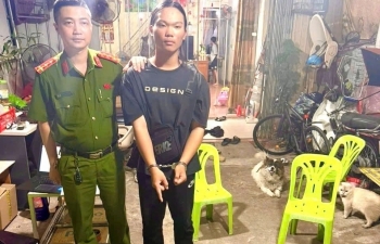 Khởi tố vụ vận chuyển trái phép 20kg bạc giấu dưới đế giày