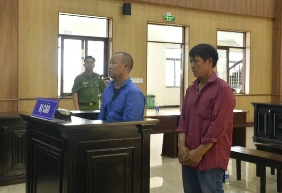 Tổ chức cho 13 người xuất cảnh trái phép, 2 bị cáo lĩnh án tù Tổ chức cho 13 người xuất cảnh trái phép, 2 bị cáo lĩnh án tù