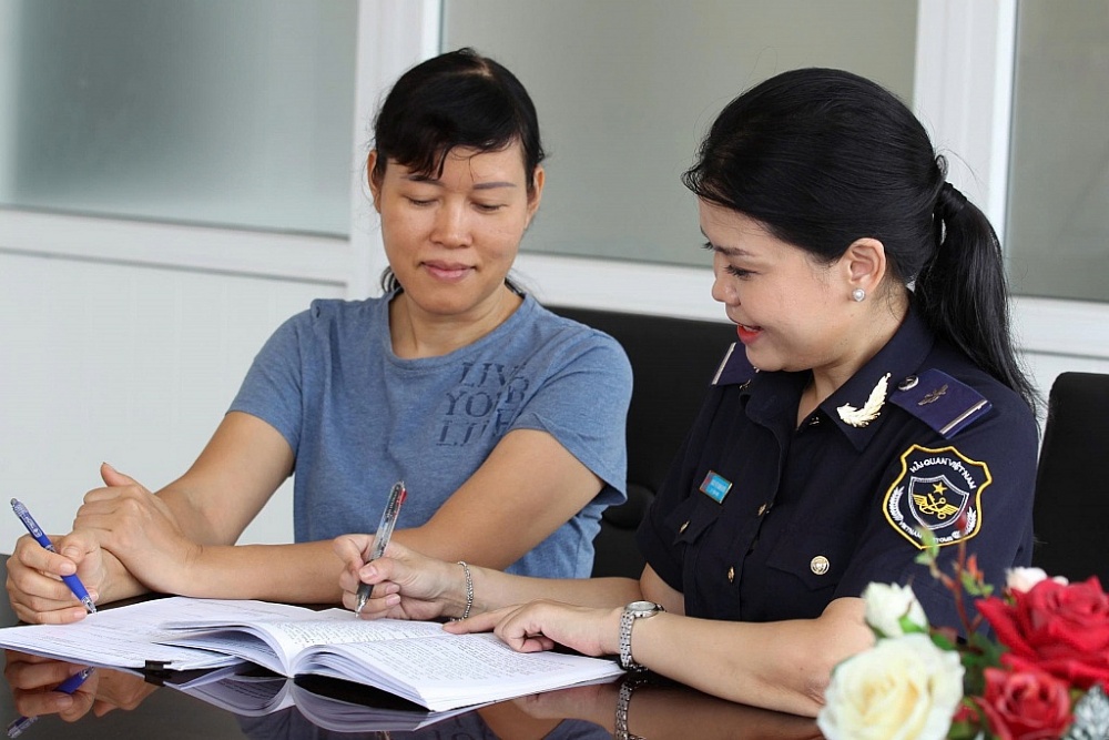 Công chức Hải quan khu vực XVIII hướng dẫn thủ tục cho DN. Ảnh: ĐN