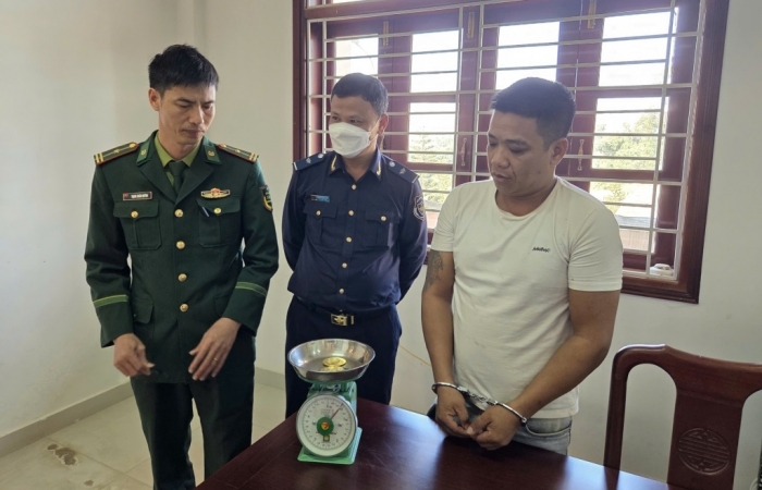 Hải quan Nam Giang phối hợp bắt đối tượng vận chuyển 11,7 lượng vàng