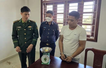 Hải quan Nam Giang phối hợp bắt đối tượng vận chuyển 11,7 lượng vàng