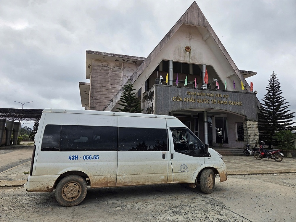 Hải quan Nam Giang phối hợp bắt đối tượng vận chuyển 11,7 lượng vàng