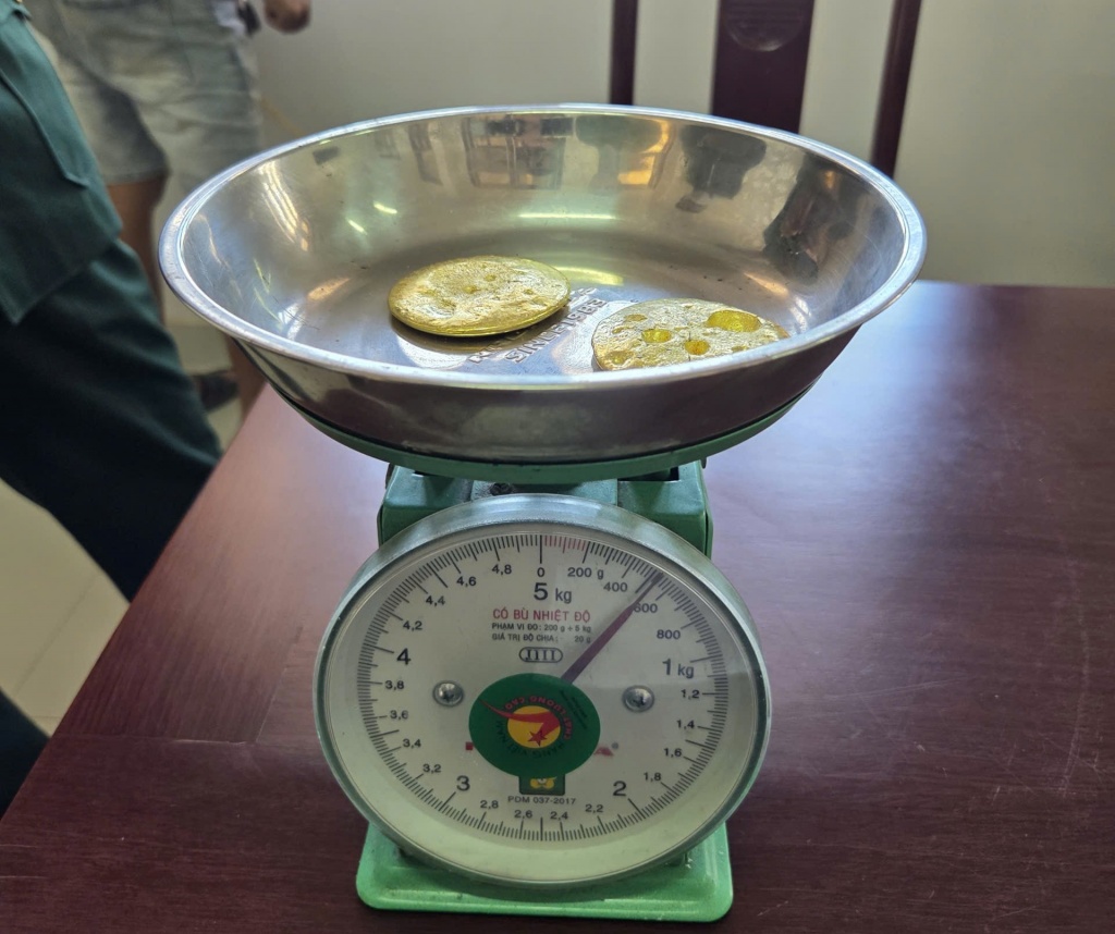 Hải quan Nam Giang phối hợp bắt đối tượng vận chuyển 11,7 lượng vàng