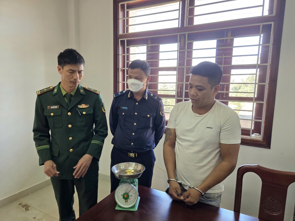 Hải quan Nam Giang phối hợp bắt đối tượng vận chuyển 11,7 lượng vàng