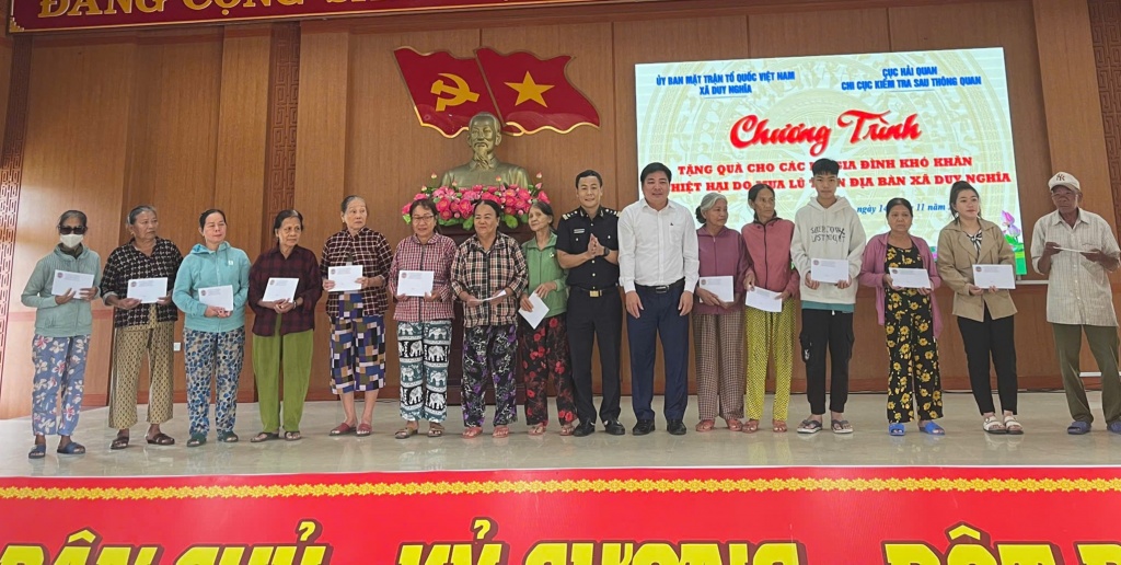 Chi cục Kiểm tra sau thông quan ủng hộ đồng bào bị mưa bão tại Đà Nẵng Chi cục Kiểm tra sau thông quan ủng hộ đồng bào bị mưa bão tại Đà Nẵng