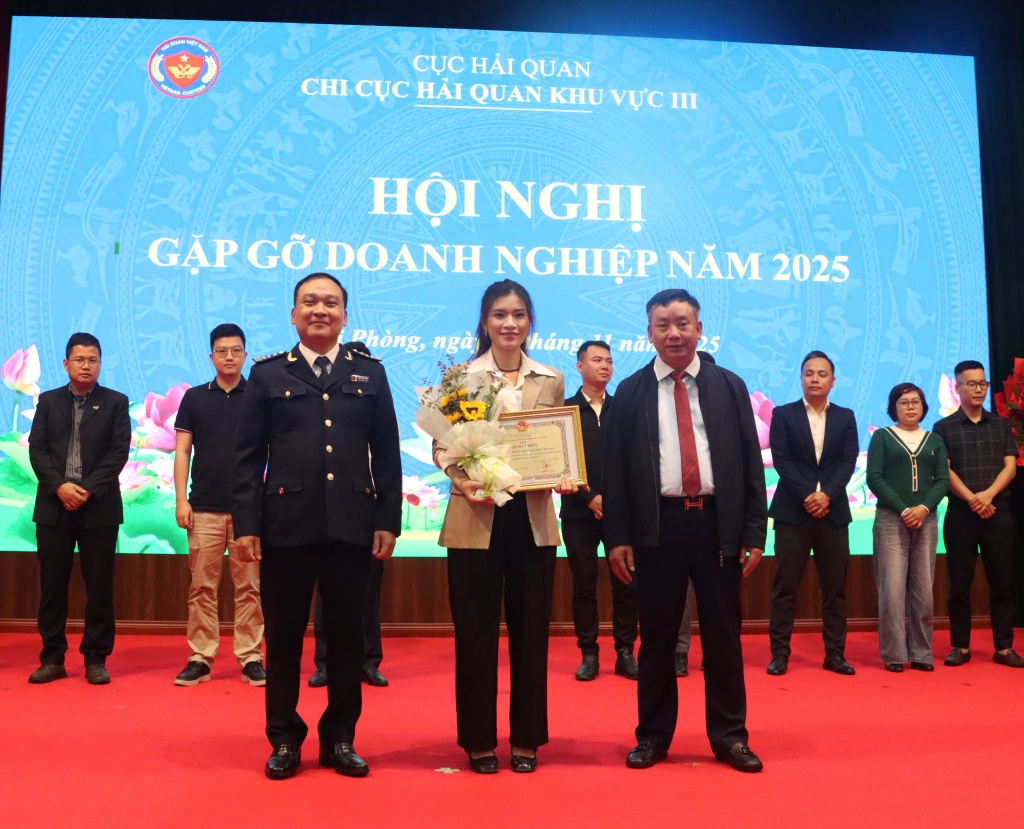 Chủ tịch TP. Hải Phòng tặng Bằng khen cho 46 doanh nghiệp xuất nhập khẩu tiêu biểu