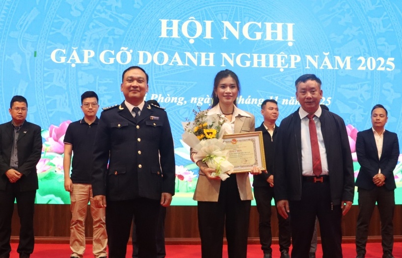 Chủ tịch TP. Hải Phòng tặng Bằng khen cho 46 doanh nghiệp xuất nhập khẩu tiêu biểu