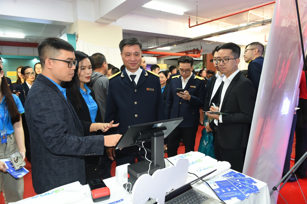 Thuế TP. Hà Nội tổ chức chuỗi sự kiện hỗ trợ hộ kinh doanh chuyển đổi sang kê khai Thuế TP. Hà Nội tổ chức chuỗi sự kiện hỗ trợ hộ kinh doanh chuyển đổi sang kê khai