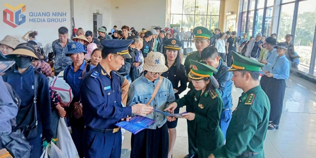 Hải quan Móng Cái phối hợp tuyên truyền pháp luật tới cư dân biên giới