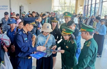 Hải quan Móng Cái phối hợp tuyên truyền pháp luật tới cư dân biên giới