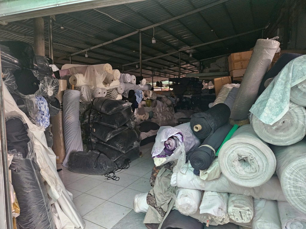 Phát hiện kho hàng chứa trên 100 tấn vải không nguồn gốc, xuất xứ