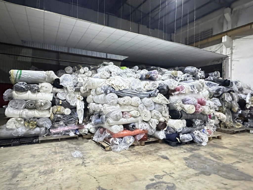 Cả kho vải vi phạm bị lực lượng quản lý thị trường phát hiện