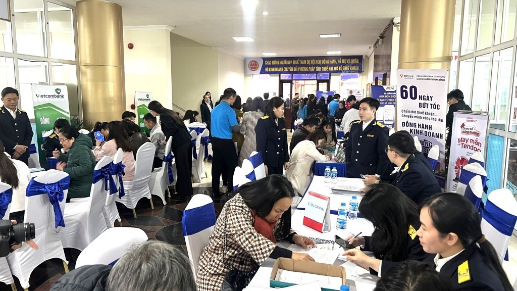 Xây dựng đội ngũ công chức thuế chuyên nghiệp và khẳng định vị thế người nộp thuế