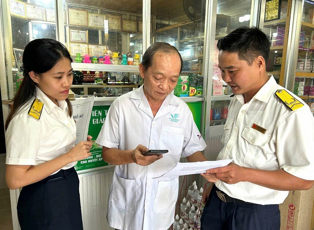 Thuế tỉnh Vĩnh Long: Tiếp tục phối hợp hỗ trợ hộ kinh doanh chuyển đổi sang kê khai thuế Thuế tỉnh Vĩnh Long: Tiếp tục phối hợp hỗ trợ hộ kinh doanh chuyển đổi sang kê khai thuế