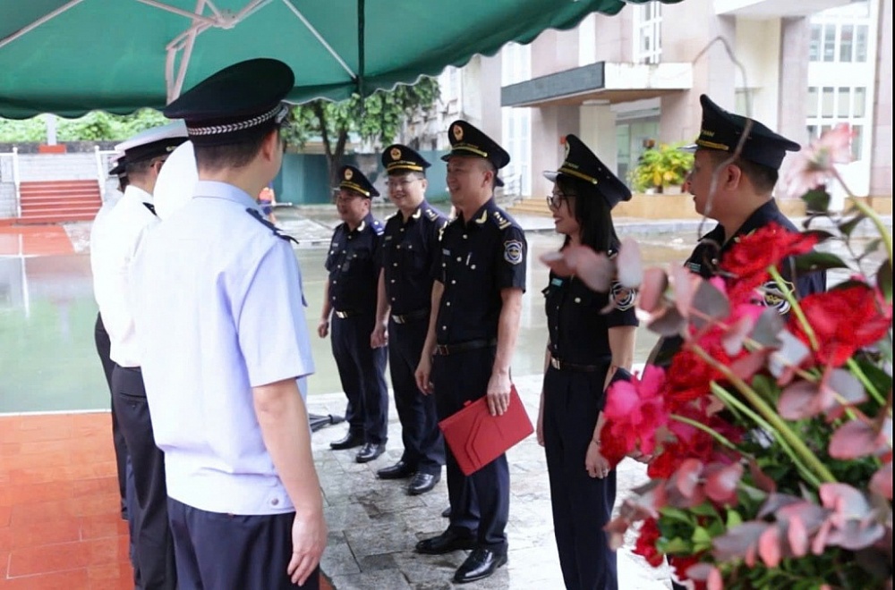 Hải quan cửa khẩu Tân Thanh đã thường xuyên trao đổi, hội đàm với Hải quan Hữu Nghị Quan – Trung Quốc, để cùng tháo gỡ các khó khăn vướng mắc cho DN hai bên.