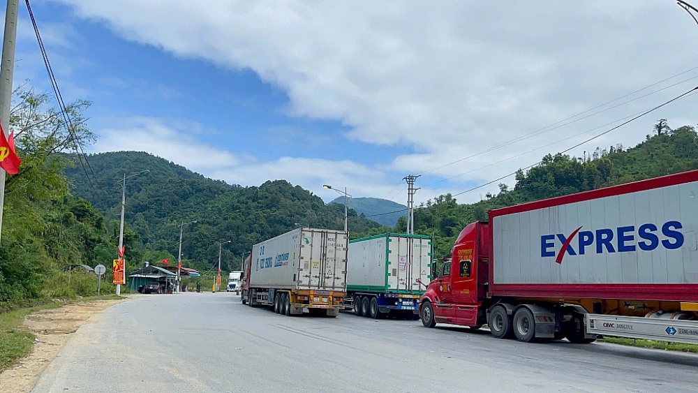 Hải quan cửa khẩu Tân Thanh nỗ lực rút ngắn thời gian hoàn thành thủ tục hải quan xuống không quá 5 phút kể từ khi tiếp nhận hồ sơ.