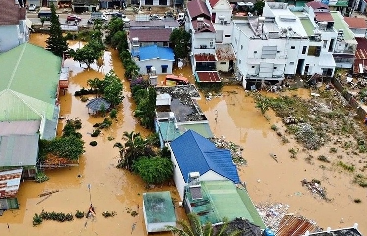 Bảo đảm nguồn cung hàng hóa thiết yếu cho người dân vùng lũ