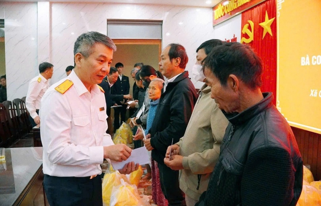 Cục Thuế trao tặng quà hỗ trợ người dân TP Huế sau lũ lụt