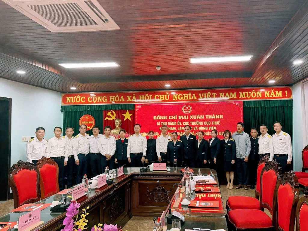 Cục Thuế trao tặng quà hỗ trợ người dân TP Huế sau lũ lụt