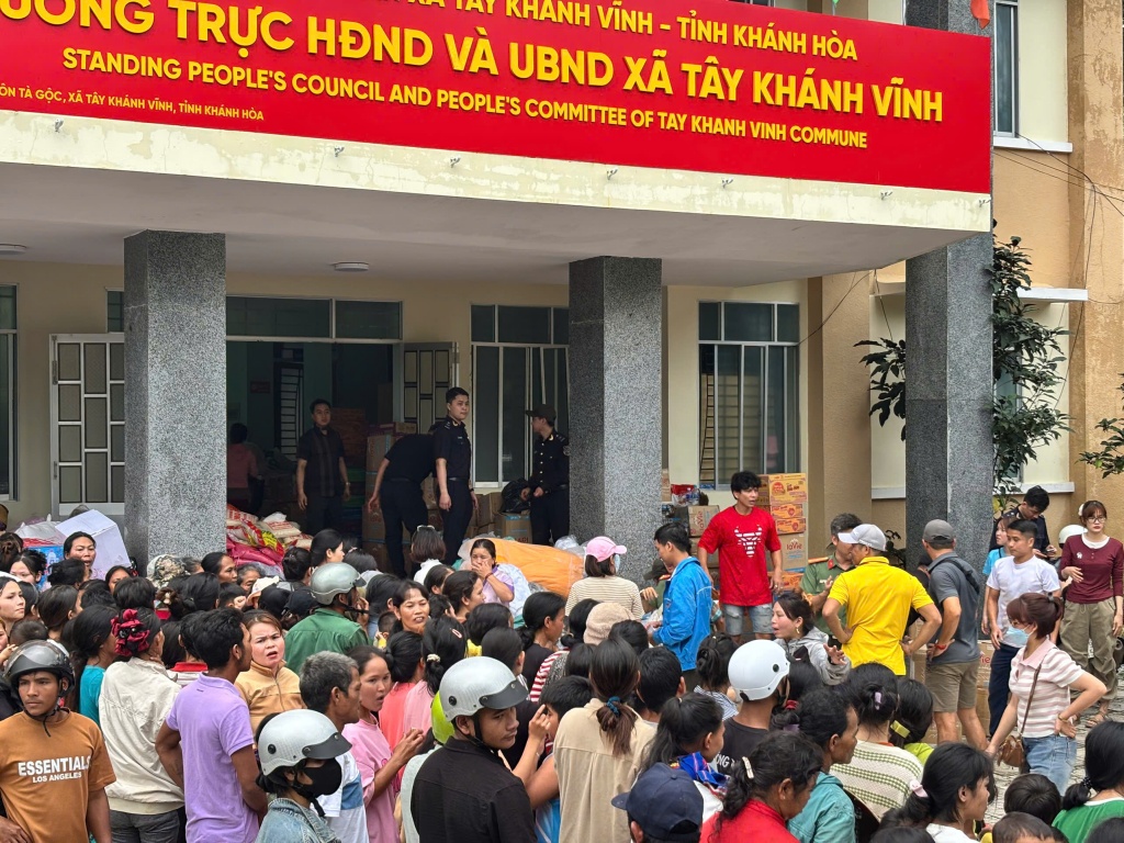 Chi cục Hải quan khu vực XIII trao tặng nhu yếu phẩm, hỗ trợ người dân vùng lũ