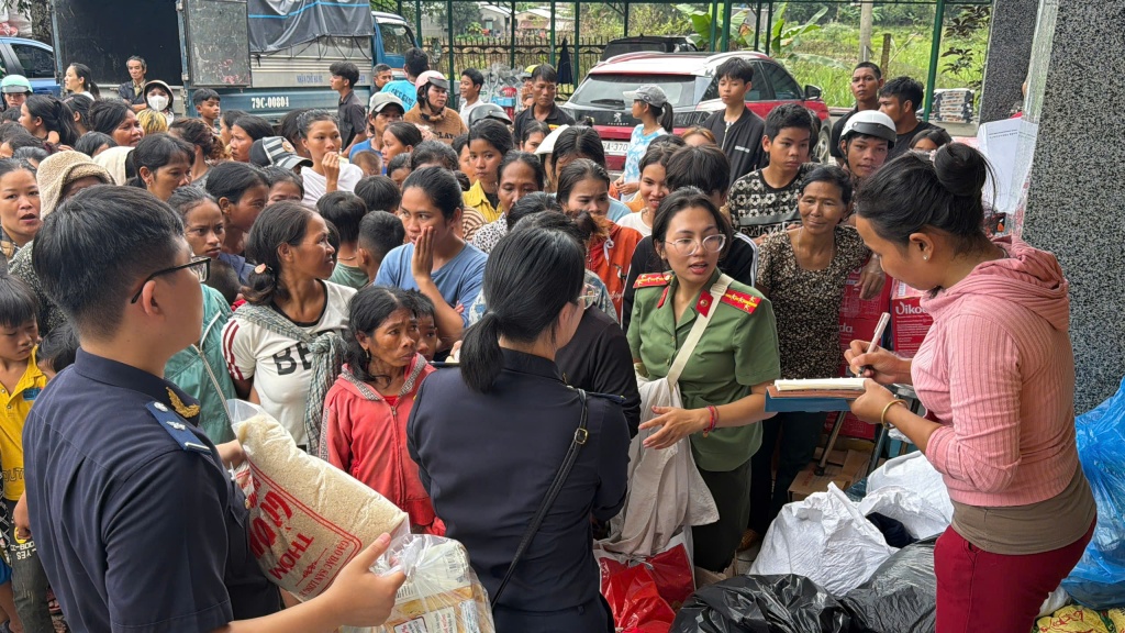 Chi cục Hải quan khu vực XIII trao tặng nhu yếu phẩm, hỗ trợ người dân vùng lũ