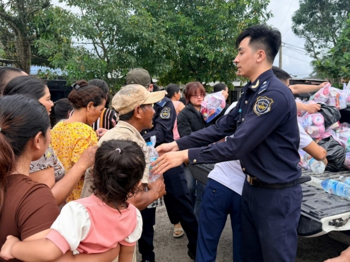 Chi cục Hải quan khu vực XIII trao tặng nhu yếu phẩm, hỗ trợ người dân vùng lũ