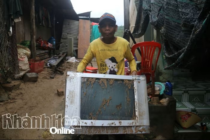 Chi cục Hải quan khu vực XIII trao tặng nhu yếu phẩm, hỗ trợ người dân vùng lũ