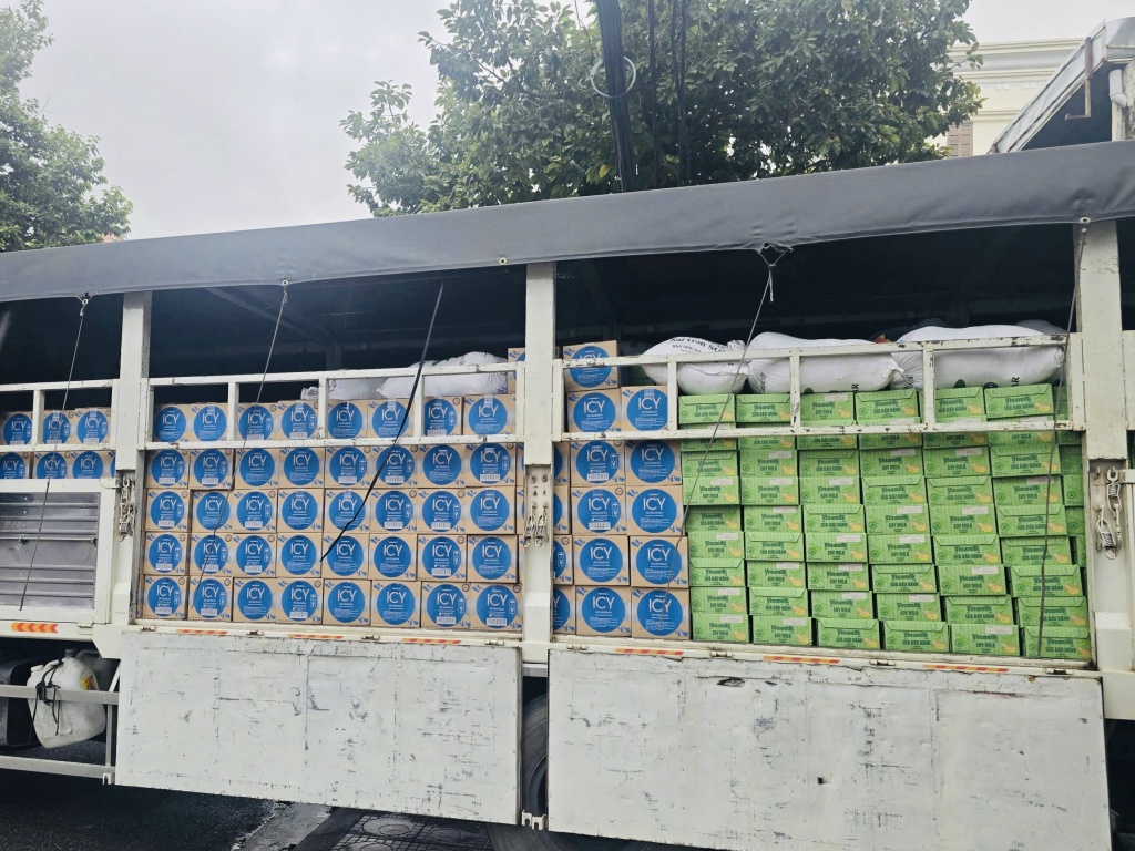 48 tấn sữa và nước uống của Vinamilk đến với người dân vùng rốn lũ miền Trung và Tây nguyên 48 tấn sữa và nước uống của Vinamilk đến với người dân vùng rốn lũ miền Trung và Tây nguyên