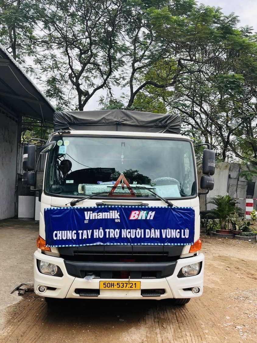 48 tấn sữa và nước uống của Vinamilk đến với người dân vùng rốn lũ miền Trung và Tây nguyên 48 tấn sữa và nước uống của Vinamilk đến với người dân vùng rốn lũ miền Trung và Tây nguyên