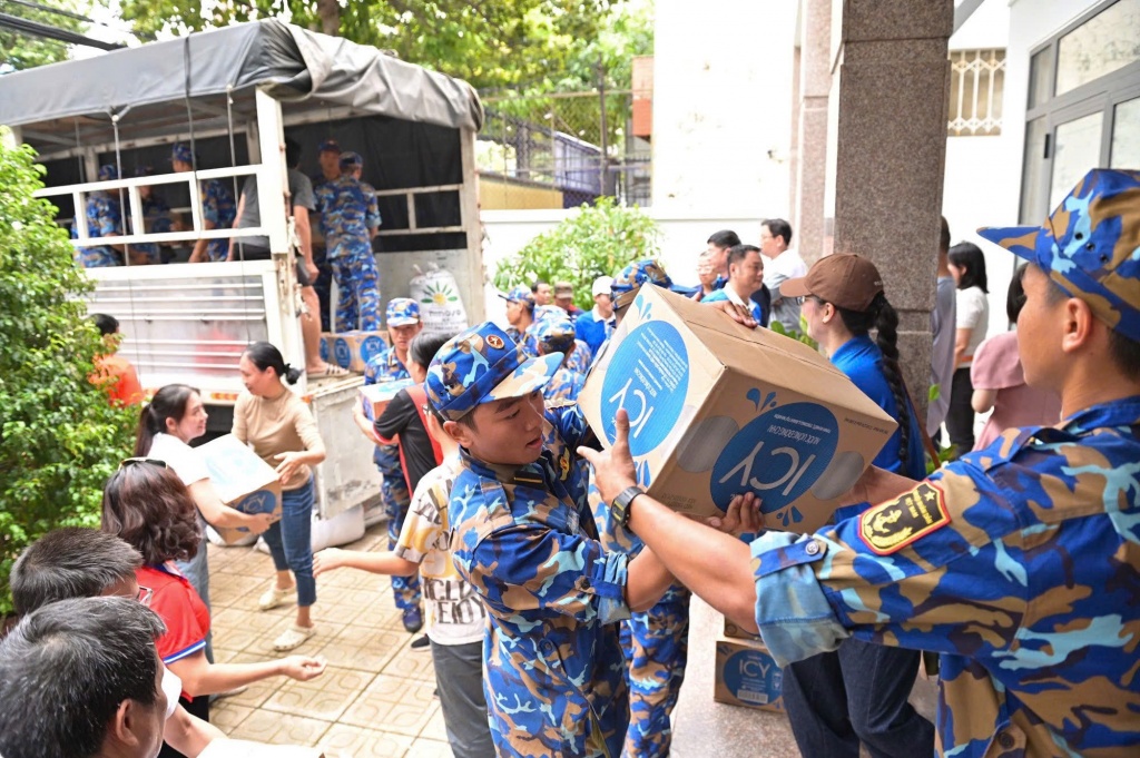 48 tấn sữa và nước uống của Vinamilk đến với người dân vùng rốn lũ miền Trung và Tây nguyên 48 tấn sữa và nước uống của Vinamilk đến với người dân vùng rốn lũ miền Trung và Tây nguyên