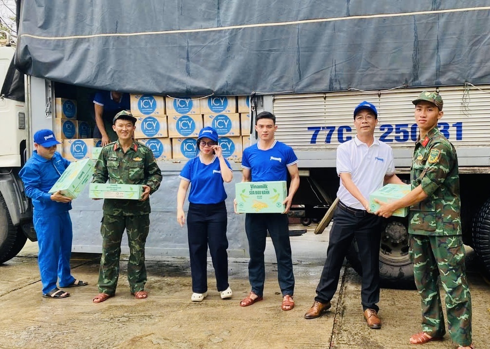 48 tấn sữa và nước uống của Vinamilk đến với người dân vùng rốn lũ miền Trung và Tây nguyên 48 tấn sữa và nước uống của Vinamilk đến với người dân vùng rốn lũ miền Trung và Tây nguyên