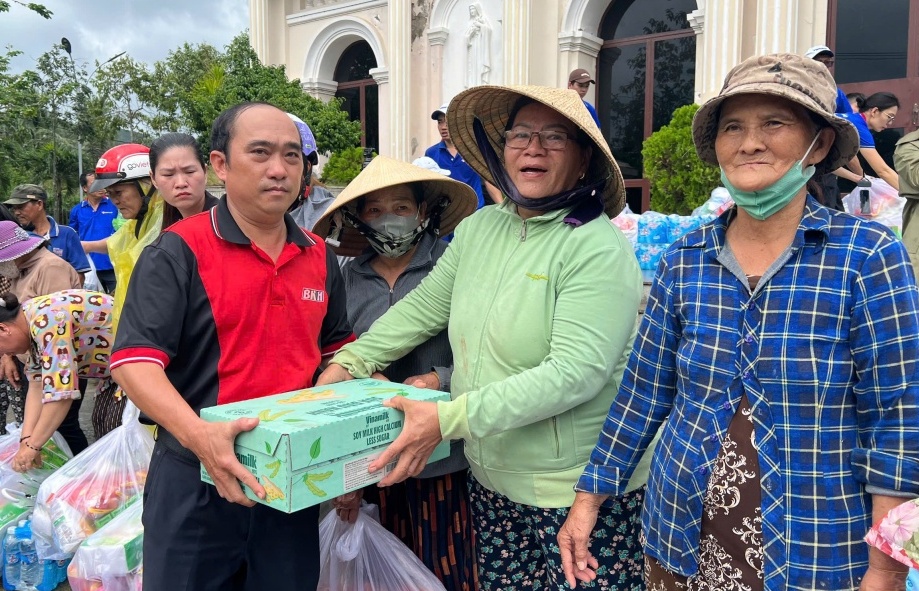 48 tấn sữa và nước uống của Vinamilk đến với người dân vùng rốn lũ miền Trung và Tây nguyên