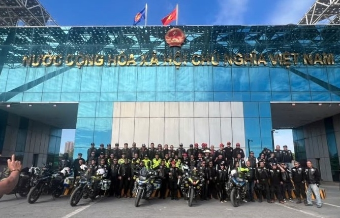 Hải quan Móng Cái đón đoàn diễu hành xe ô tô, mô tô thể thao tự lái Việt- Trung