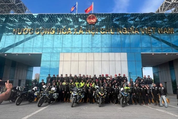 Hải quan Móng Cái đón đoàn diễu hành xe ô tô, mô tô thể thao tự lái Việt- Trung Hải quan Móng Cái đón đoàn diễu hành xe ô tô, mô tô thể thao tự lái Việt- Trung