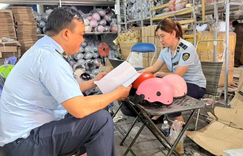 Phát hiện kho chứa trên 5.000 mũ bảo hiểm “5 không”