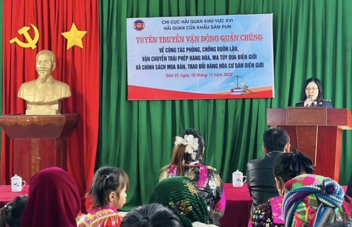 Hải quan cửa khẩu Săm Pun tuyên truyền pháp luật cho cư dân biên giới