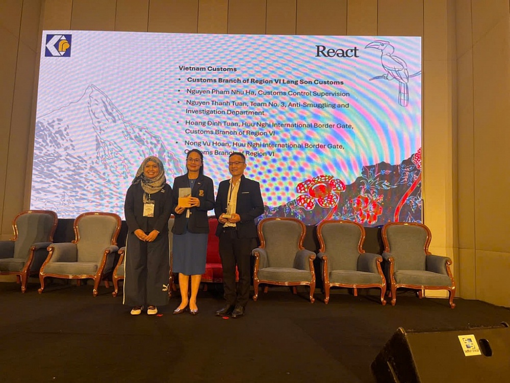 React đã vinh danh tập thể và cá nhân thuộc Hải quan Việt Nam.