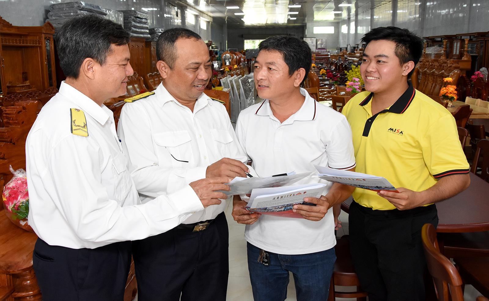 Đẩy mạnh phổ biến Cẩm nang nghiệp vụ thuế dành cho công chức cấp xã Đẩy mạnh phổ biến Cẩm nang nghiệp vụ thuế dành cho công chức cấp xã