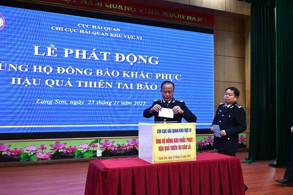 Lãnh đạo Chi cục Hải quan khu vực VI tham gia quyên góp ủng hộ đồng bào miền Trung.