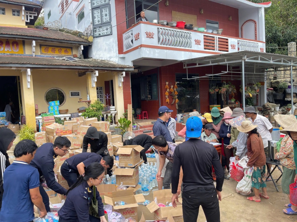 Hải quan khu vực XIII tiếp tục trao hàng cứu trợ tới người dân vùng lũ