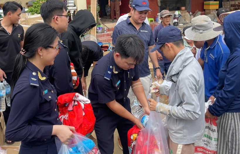 Hải quan khu vực XIII tiếp tục trao hàng cứu trợ tới người dân vùng lũ