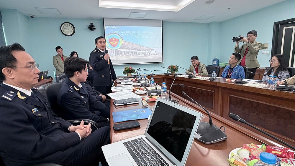 Lãnh đạo Hải quan cửa khẩu sân bay quốc tế Nội Bài phát biểu tại hội thảo. Lãnh đạo Hải quan cửa khẩu sân bay quốc tế Nội Bài phát biểu tại hội thảo.