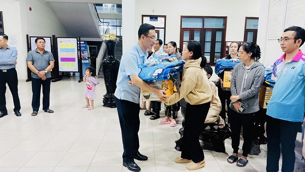 Thuế TP. Hồ Chí Minh: Hỗ trợ đồng bào, đồng nghiệp bị thiệt hại do mưa lũ Thuế TP. Hồ Chí Minh: Hỗ trợ đồng bào, đồng nghiệp bị thiệt hại do mưa lũ