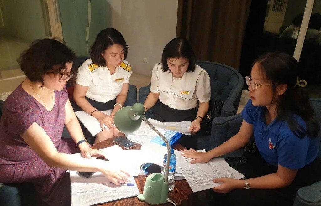 Công chức Thuế Hà Nội nỗ lực từng ngày hỗ trợ hộ khoán chuyển đổi sang kê khai